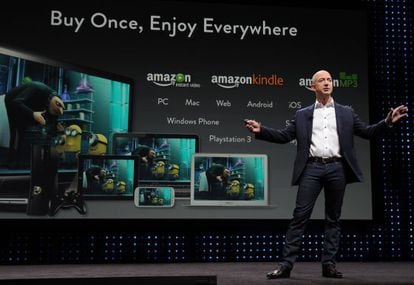 Jeff Bezos, de Amazon, en la presentación del nuevo Kindle, bajo el eslogan: Cómpre una vez, disfrútelo en cualquier parte.