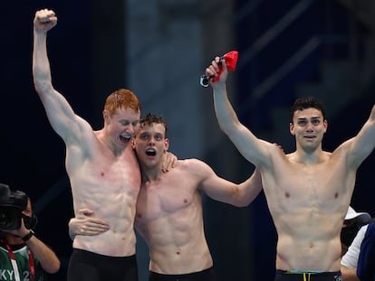 Tom Dean, Matthew Richards y James Guy celebran el triunfo británico en el 4x200.