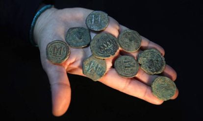 La arqueóloga Annette Landes-Nagar muestra unas monedas de época del Imperio Bizantino.