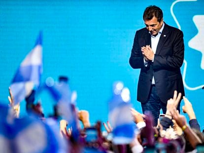 El candidato Sergio Massa celebra los resultados obtenidos en las elecciones argentinas.