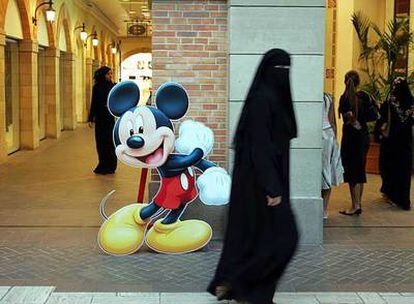 Mickey Mouse, denostado por la fetua de un líder islámico, en un centro comercial de Arabia Saudí.