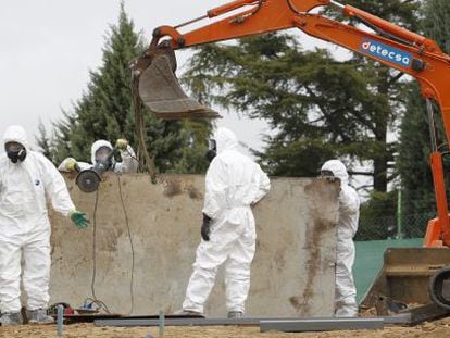 T&eacute;cnicos trabajando en la descontaminaci&oacute;n del Ciemat.