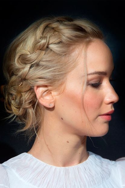 Un ejemplo de versatilidad es el cabello de Jennifer Lawrence. Entrelazar una discreta cadena puede ser la opción perfecta para tu próxima BBC.