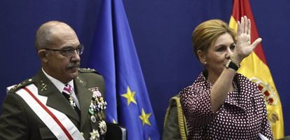 La ministra de Defensa, María Dolores de Cospedal, junto al Jefe del Estado Mayor de la Defensa (Jemad), el general Fernando Alejandre Martínez, este jueves en Madrid.