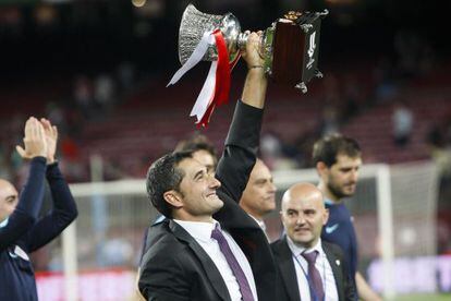 Valverde levantando la Supercopa.