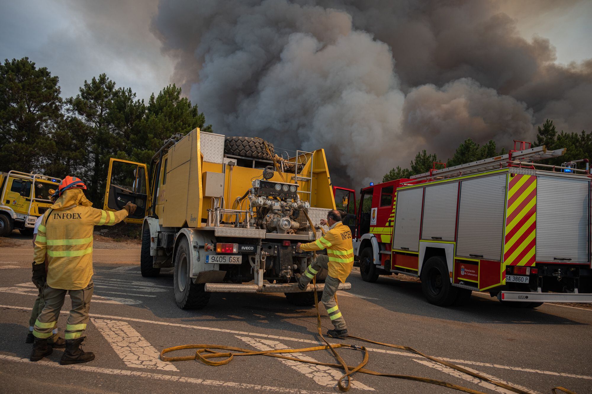 Unos bomberos forestales de la Junta de Extremadura se preparan el 13 de julio para las labores de extinción cerca de Casares de las Hurdes, en la zona limítrofe entre las provincias de Salamanca y Cáceres.