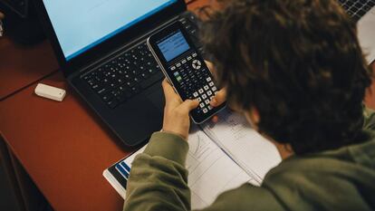 Un alumno usa una calculadora en clase.