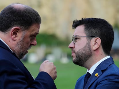 El presidente de la Generalitat, Pere Aragonès (der.), conversa con el líder de ERC, Oriol Junqueras (izq), el pasado sábado en un acto en Barcelona.