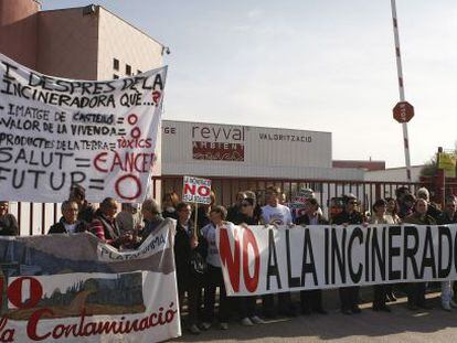 Una de las protestas contra la proyectada incineradora ante la sede de la empresa Reyval en L&rsquo;Alcora. 