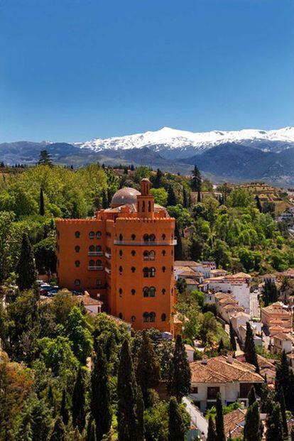 Exterior del hotel Alhambra Palace, en Granada. Al fondo, Sierra Nevada.