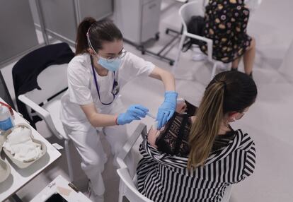 Una persona recibe la segunda dosis de la vacuna de AstraZeneca en el Hospital Isabel Zendal de Madrid el 1 de junio.