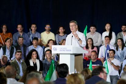 El presidente del Partido Popular, Alberto Núñez Feijóo, participa en un acto electoral de su partido en Cáceres, el martes por la tarde.