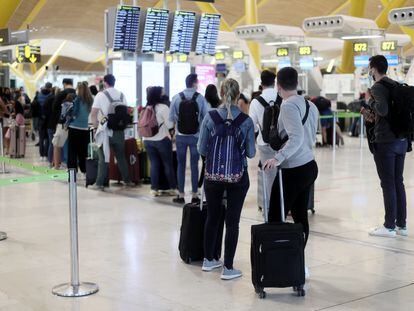 Varios pasajeros en la terminal T4 del Aeropuerto Adolfo Suárez Barajas de Madrid.