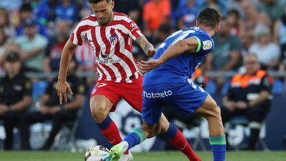 Saúl trata de zafarse de Juan Iglesias en el partido correspondiente a la primera jornada de Liga entre el Getafe y el Atlético (0-3) disputado en el Coliseo Alfonso Pérez.