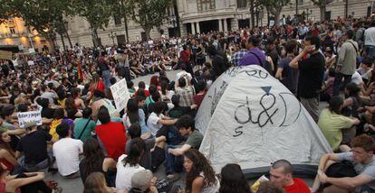 Cientos de indignados ocuparon el centro de la plaza del Ayuntamiento para celebrar una asamblea.