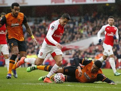 Alexis S&aacute;nchez, en una jugada del partido que enfrent&oacute; al Arsenal-Hull.