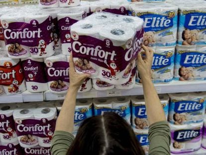 Una mujer compra papel higiénico en un supermercado en Santiago de el 29 de octubre de 2015.