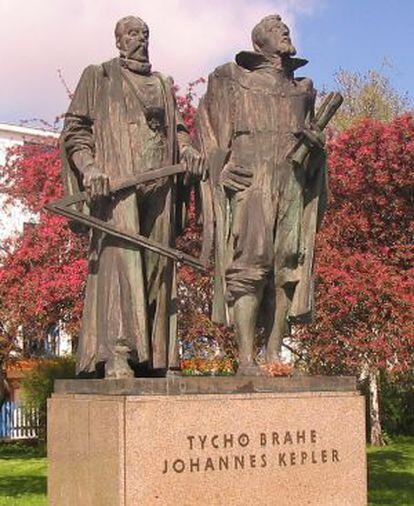 Monumento a Tycho Brahe y Johannes Kepler en Praga (República Checa).