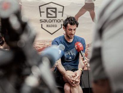 Tras ganar por novena vez la maratón de montaña de Zegama, el corredor y alpinista catalán reflexiona sobre su trayectoria, sus nuevos retos y los atascos en los ochomiles