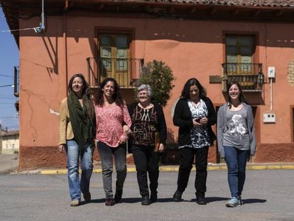 Cinco vecinas de Vegas del Condado: Alba Rueda, Rocío Álvarez, Julia Gago, Luisa Aller y Pilar Sancho, ante la casa que la segunda ha comprado para remozar.