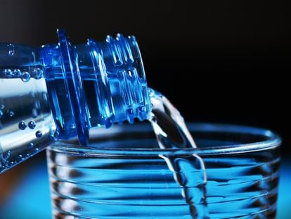 Coca-Cola y Pepsi no solo venden refrescos: las cinco empresas de las que depende una de cada cuatro botellas de agua