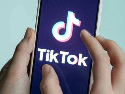 Logo de TikTok en un móvil. 