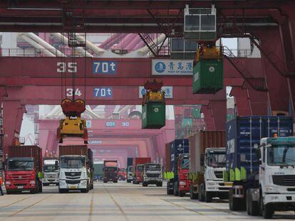 Actividad en el puerto comercial de Qingdao, en la provincia china de Shandong, este lunes