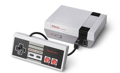 Lanzada en 1985, la NES fue la primera consola para muchos. Nintendo la ha reeditado en versión mini. Precio: 60 euros.