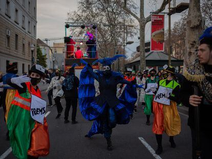 Desfile de Carnaval por la Rambla de Barcelona en homenaje a sus quiosqueros.