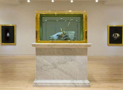 Vista de la exposición End of an Era (2009), en primer plano Bull&#39;s head, de Damien Hirst, en la galería Gagosian de Nueva York