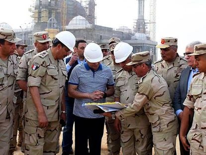 El presidente egipcio Al Sisi, visitando las obras de la nueva capital.