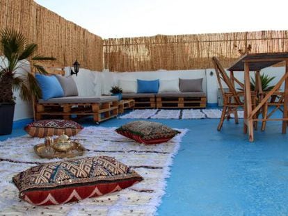 Terraza para tomar té en la tienda Moroccan Natural Secrets de Tánger (Marruecos).