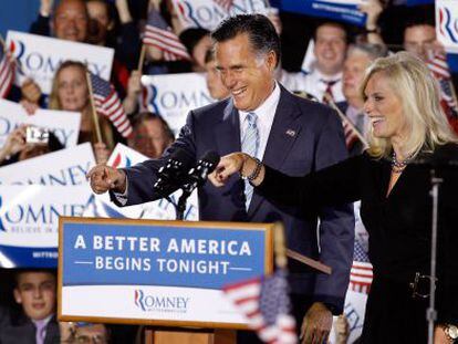 Mitt Romney junto y su mujer, Ann, durante su intervenci&oacute;n en New Hampshire. 