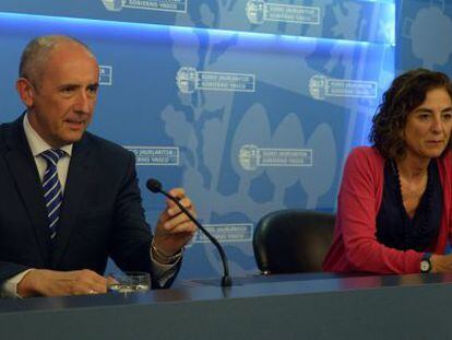El portavoz, Josu Erkoreka, y la consejera Cristina Uriarte, en la Lehendakaritza este martes.