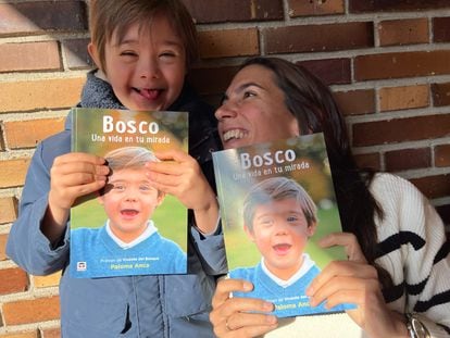Paloma Anca posa junto a su hijo Bosco, un niño de siete años con síndrome de Down.