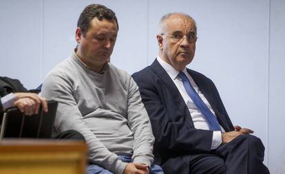El exconsejero valenciano Rafael Blasco, a la derecha, este lunes en el banquillo de los acusados por malversar presuntamente fondos de la cooperación.