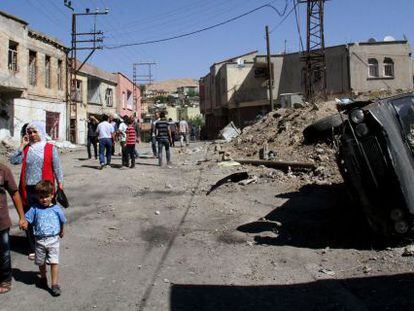 Escombros en una carretera tras el ataque contra el ejército turco en Siirt (Turquía), el 19 de agosto de 2015.
