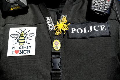 Detalle del uniforme de un policía de Manchester que luce un mensaje en recuerdo a las víctimas del atentado del pasado 22 de mayo de 2017.