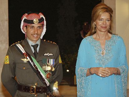 El príncipe Hamzah con su madre, la reina Noor, en una foto de archivo de mayo de 2004.