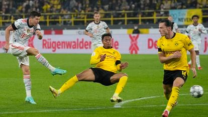 Robert Lewandowski marca su segundo gol ante el Borussia Dortmund en la Supercopa de Alemania este martes.