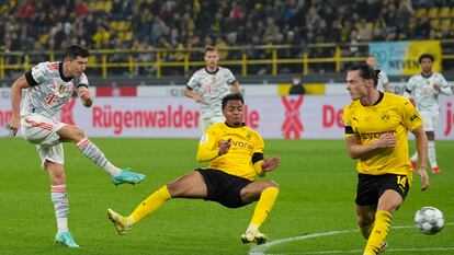 Robert Lewandowski marca su segundo gol ante el Borussia Dortmund en la Supercopa de Alemania este martes.