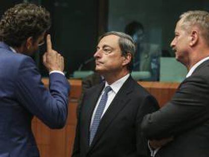 El presidente del eurogrupo y ministro de Finanzas holandés, Jeroen Dijsselbloem (i), y el presidente del Banco Central Europeo (BCE), Mario Draghi (c), participan en la reunión con sus homólogos europeos en la sede del consejo europeo, en Bruselas, Bélgica, hoy, lunes 5 de mayo del 2014.