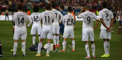 Los jugadores del Madrid, durante la entrega de trofeos de la Supercopa.