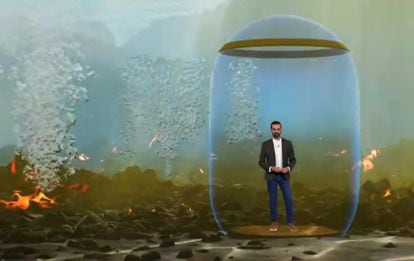 Victorio Pérez, presenter of 'One hour less' on Canarian Television, explains in 2021 with augmented reality the eruption of the La Palma volcano.