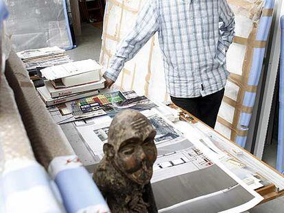 José Manuel Ballester, en su estudio, una antigua carpintería.