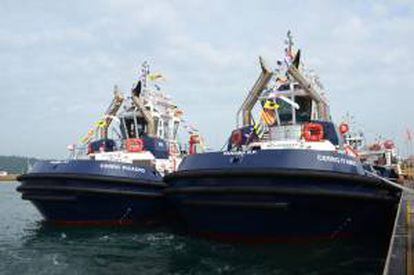 Fotografía cedida por la Autoridad del Canal de Panamá (ACP) hoy, miércoles 19 de junio de 2013, de los dos primeros remolcadores, de catorce, que construye la empresa española Astilleros Armón para usar en la nueva ampliación de la vía interoceánica y que fueron presentados por la ACP hoy.