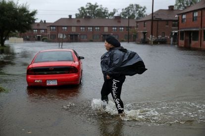 Una residente camina por una calle inundada por la crecida del río Neuse en New Bern (Carolina del Norte), el 13 de septiembre.