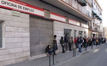 Decenas de personas esperan la apertura de una oficina de empleo en Madrid. EFE/Archivo