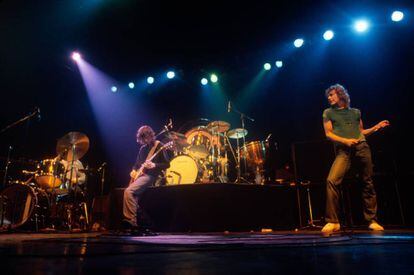Esta imagen está tomada en julio de 1980, dos meses antes de la muerte del batería John Bonham. Una ocasión excepcional: Led Zeppelin con dos baterías, Bonham y Simon Kirke (de Bad Company), al que se puede ver a la izquierda. Jimmy Page (guitarra, en el centro) y Robert Plant (voz, derecha), completan la imagen.