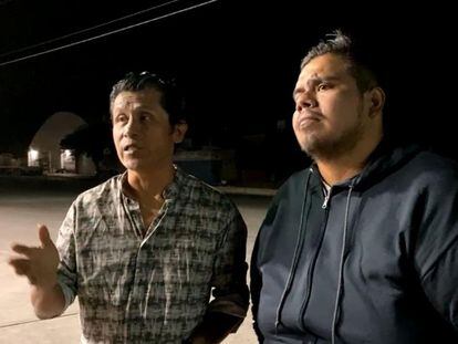 El periodista Jesús Pintor y uno de los administradores del sitio 'Escenario Calentano', Fernando Moreno, tras su liberación.